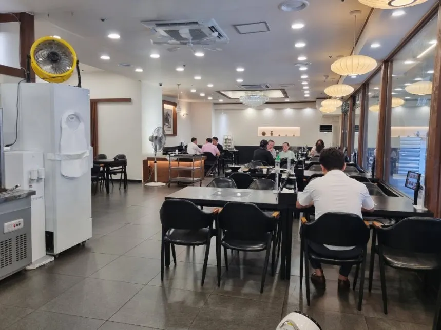 Overview of the dining hall at Yunujae Munhyeon Shabu Kalguksu