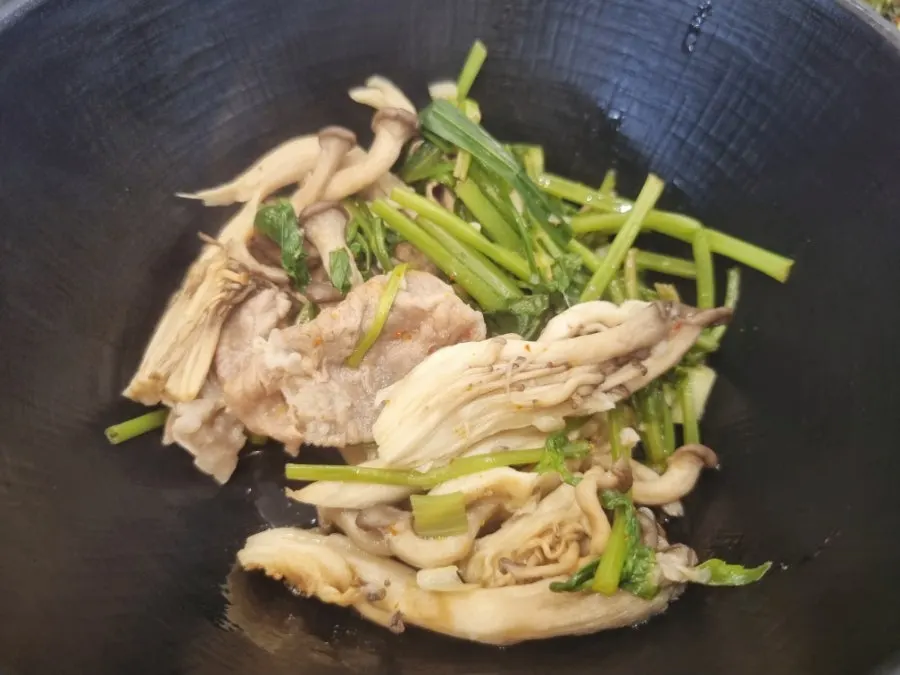 Chewy strands of house-made kalguksu noodles
