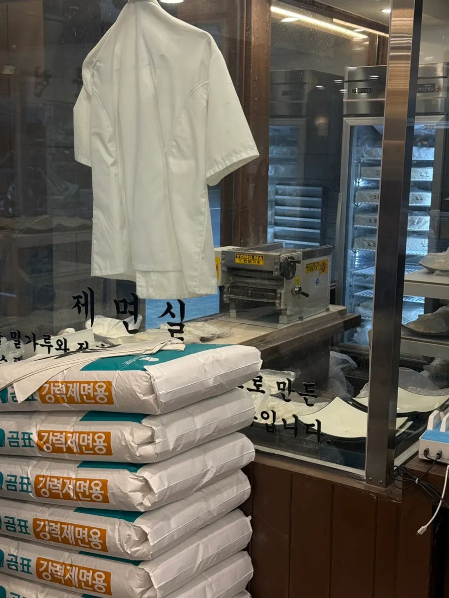 윤우재문현샤브칼국수 매장 내부
