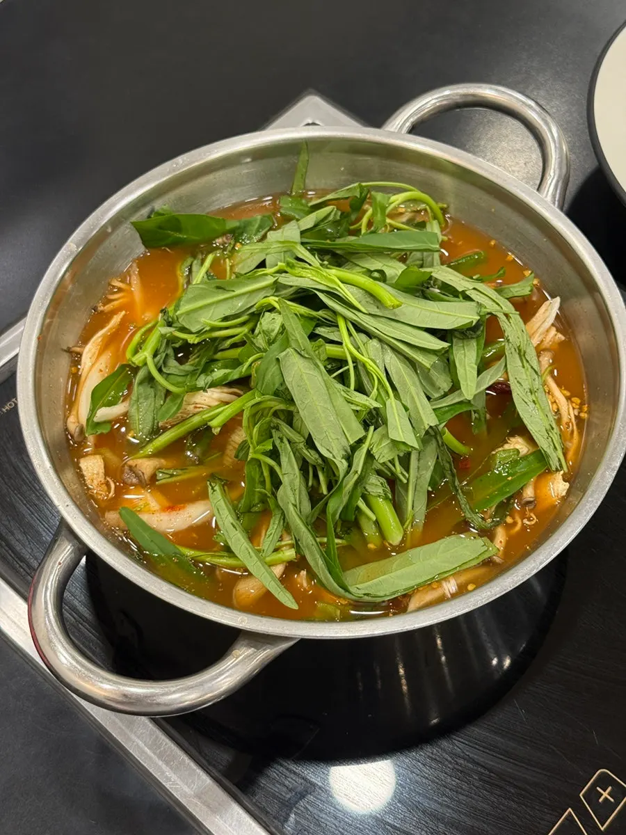 셀프바의 육수와 김치