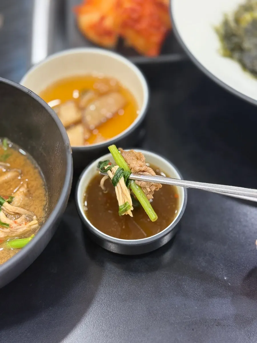 끓고 있는 얼큰한 샤브칼국수