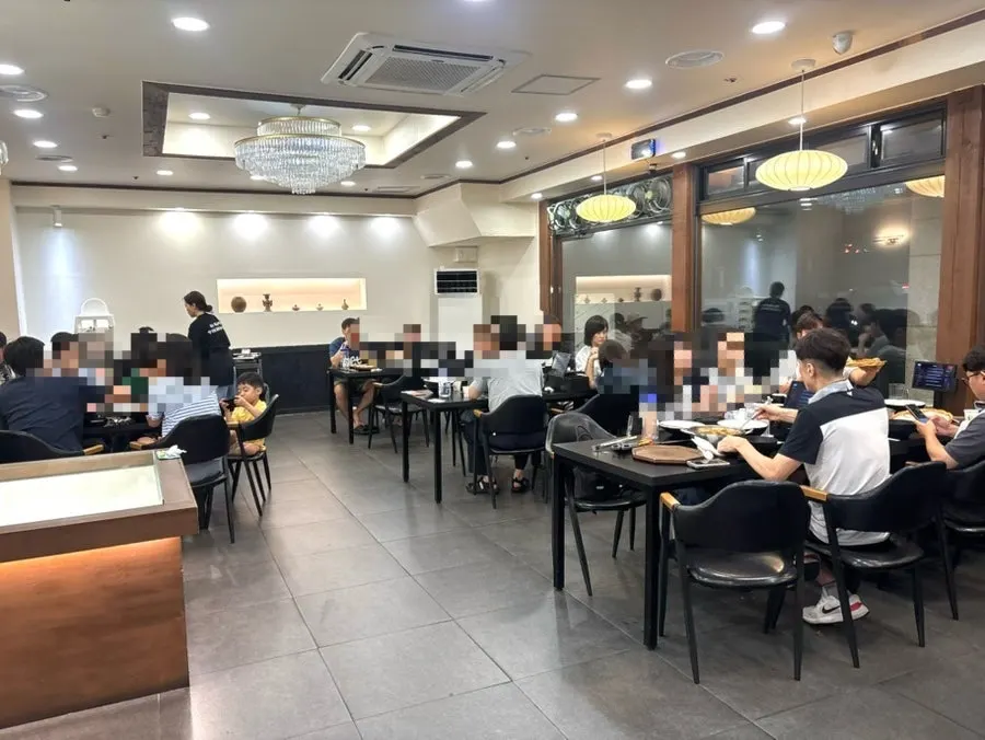 화이트톤 카페 감성 매장 내부