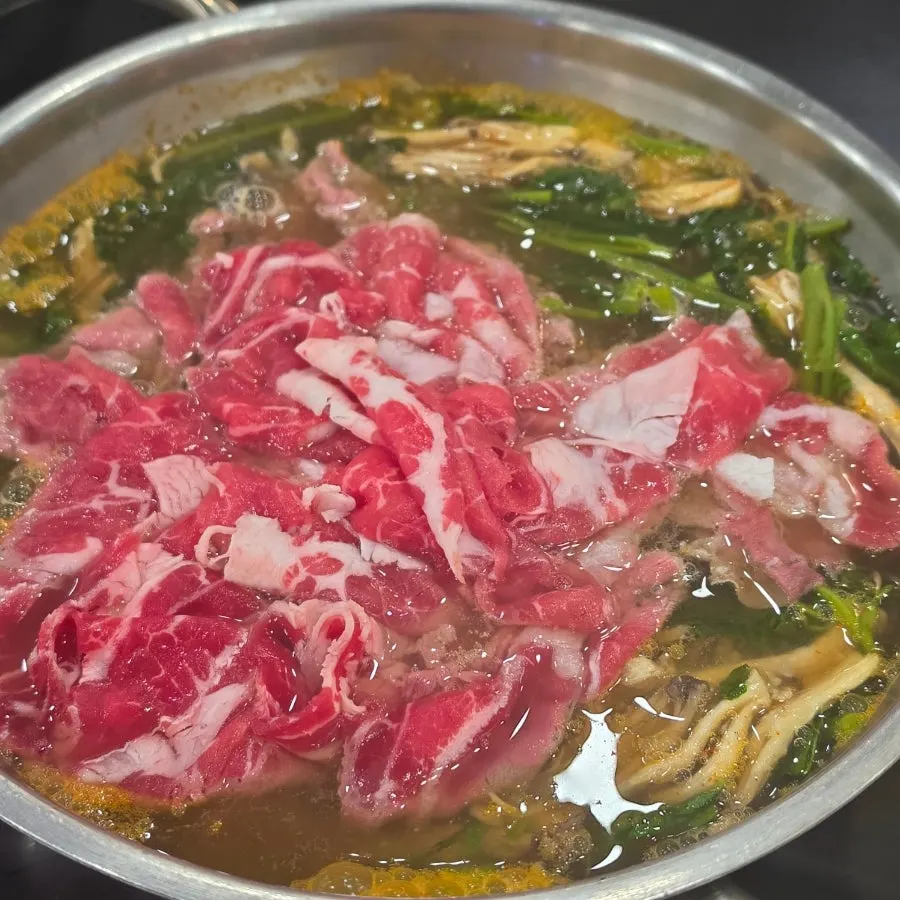 하얀 육수에 넣은 등심