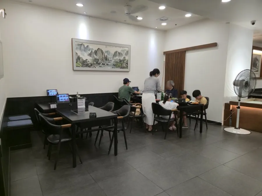 저녁 시간 손님이 많은 윤우재 매장 내부