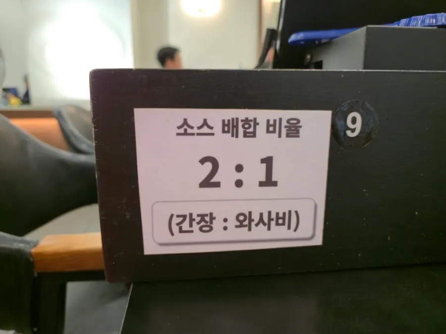 넓은 홀과 테이블이 있는 윤우재 문현샤브 실내