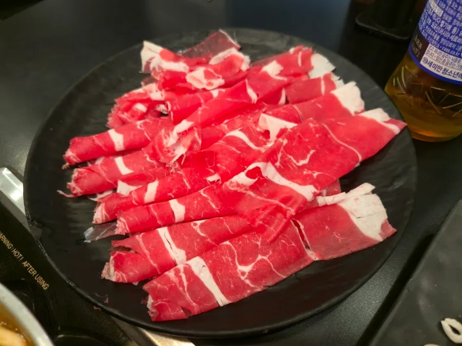 매운맛으로 주문한 샤브샤브 칼국수 2인분 냄비