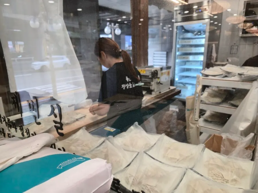 남은 육수에 밥을 넣어 만든 죽 마무리