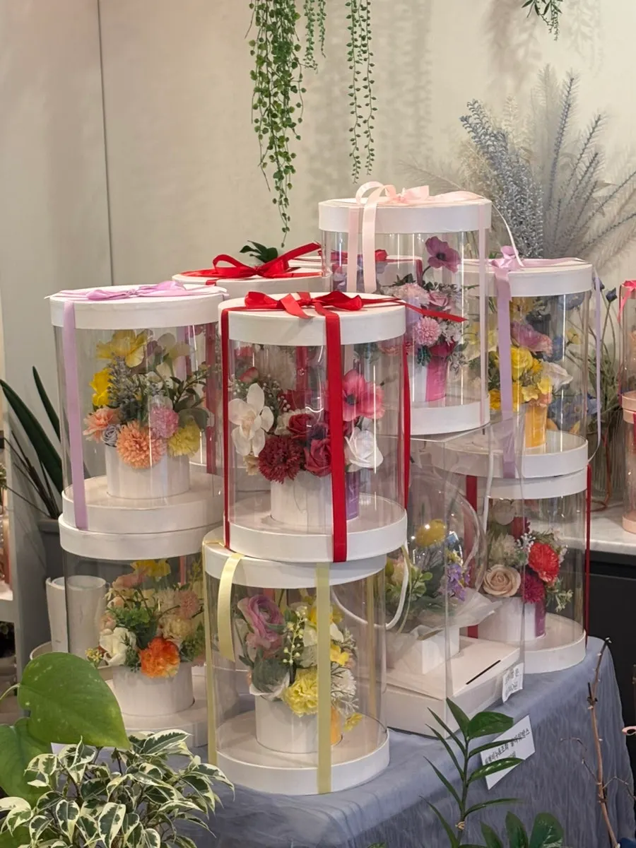 Flores frescas exhibidas por toda la tienda