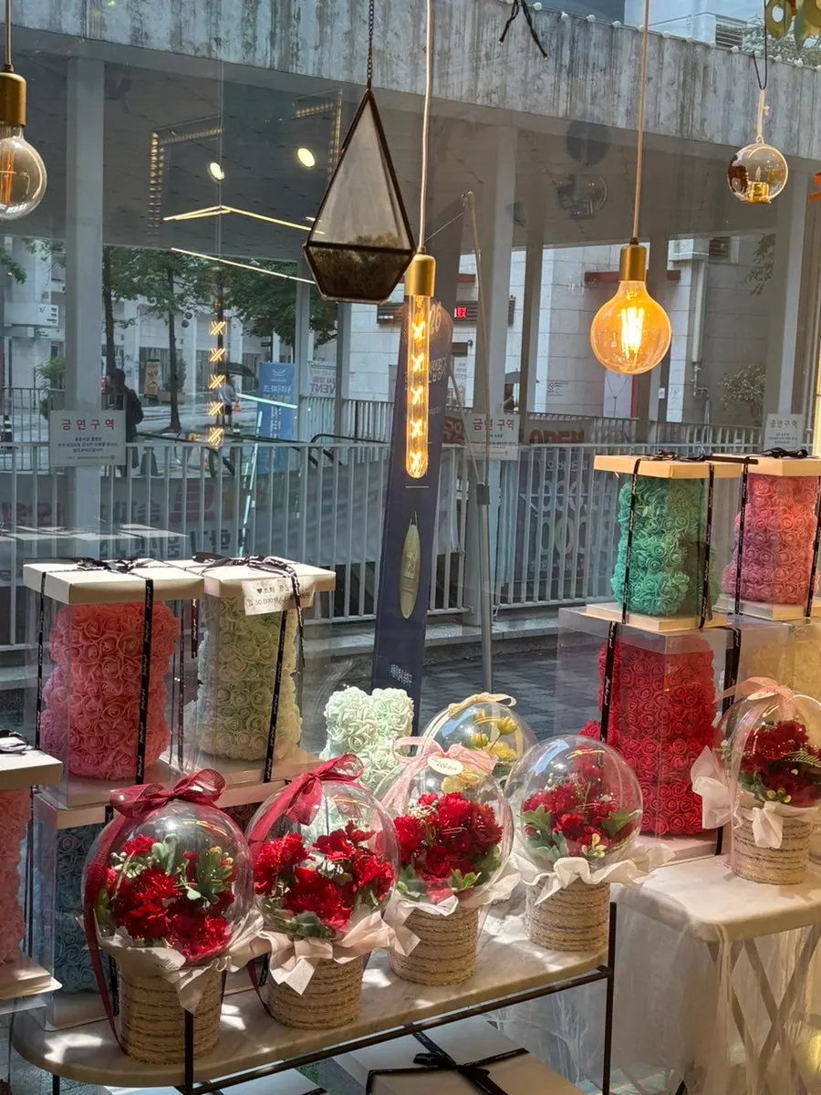 Exhibición de flores con etiquetas de precio