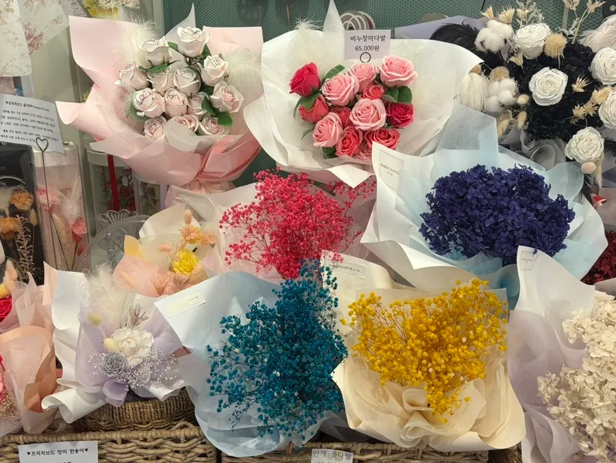 Interior de la floristería con la mesa de trabajo visible