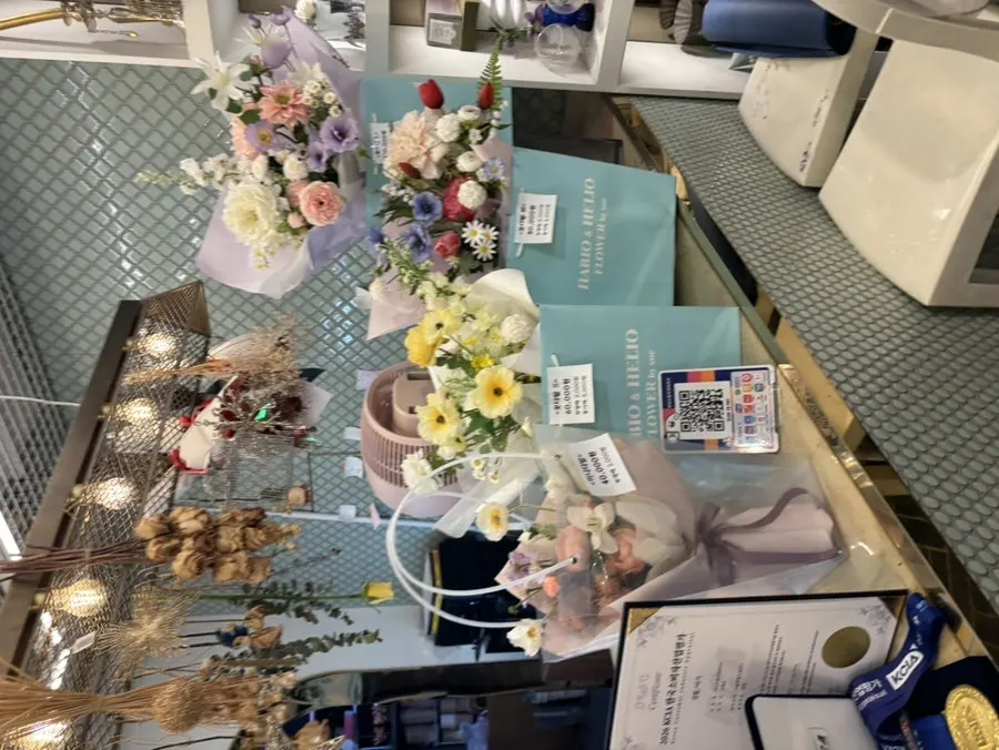 Rincón con objetos decorativos y macetas