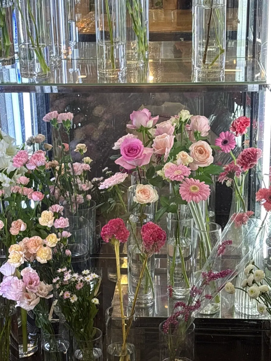Cesta de flores envuelta en plástico