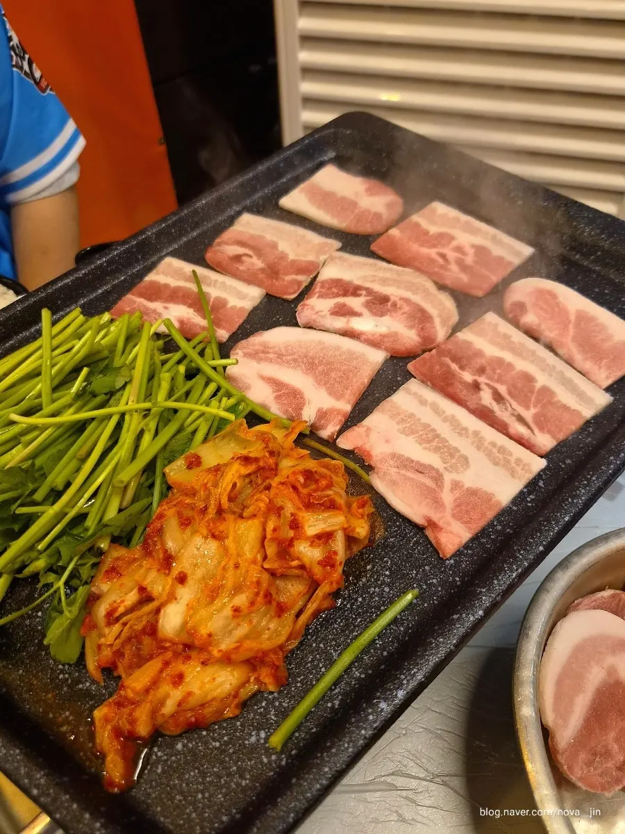 뽈항정살 2인분과 냉삼 1인분 고기 접시