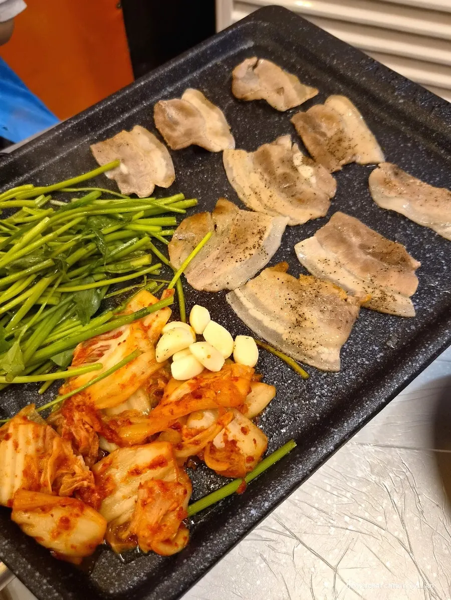 두툼하게 손질된 미나리 냉삼 1인분