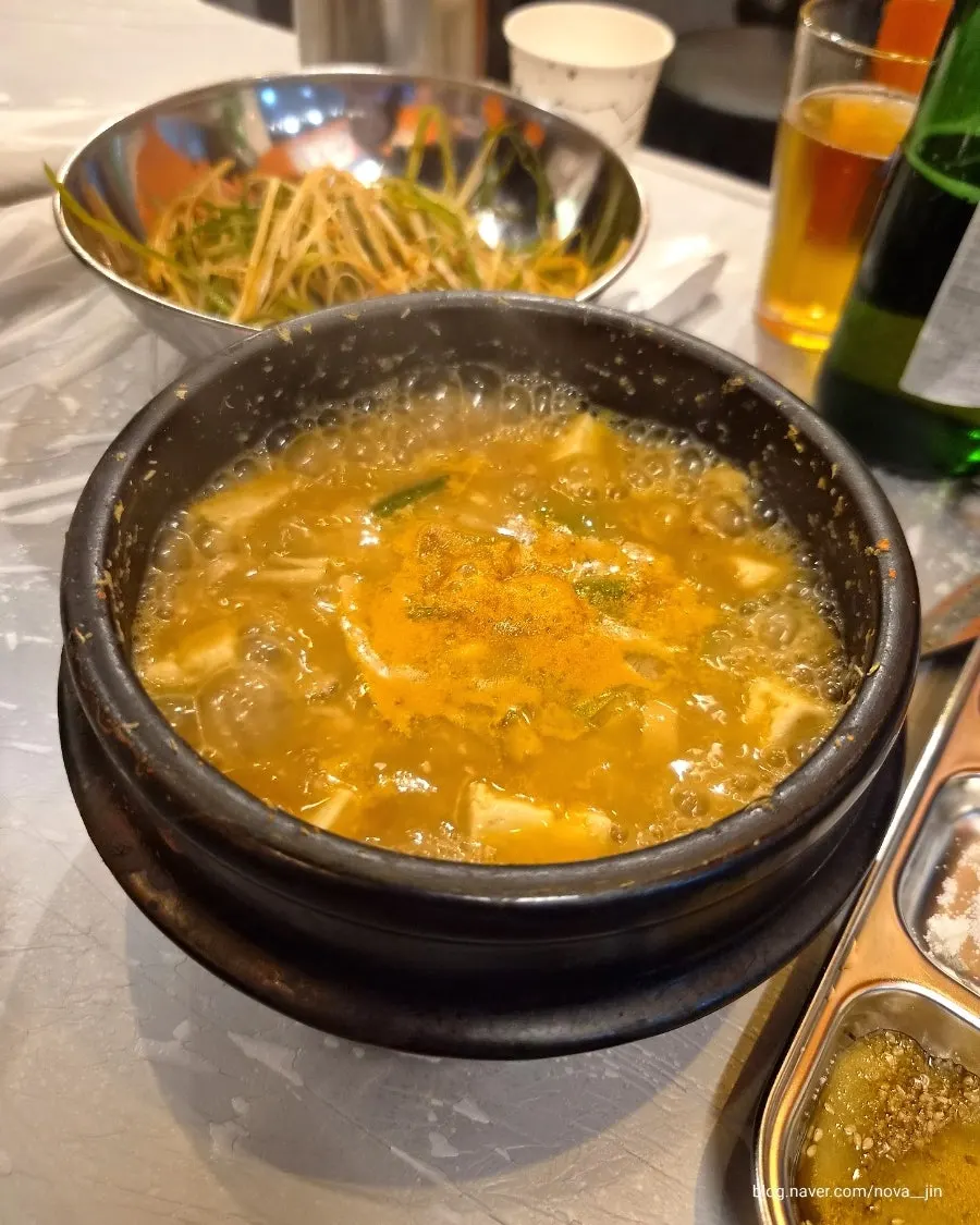 구운 냉삼에 미나리와 파김치를 올린 모습