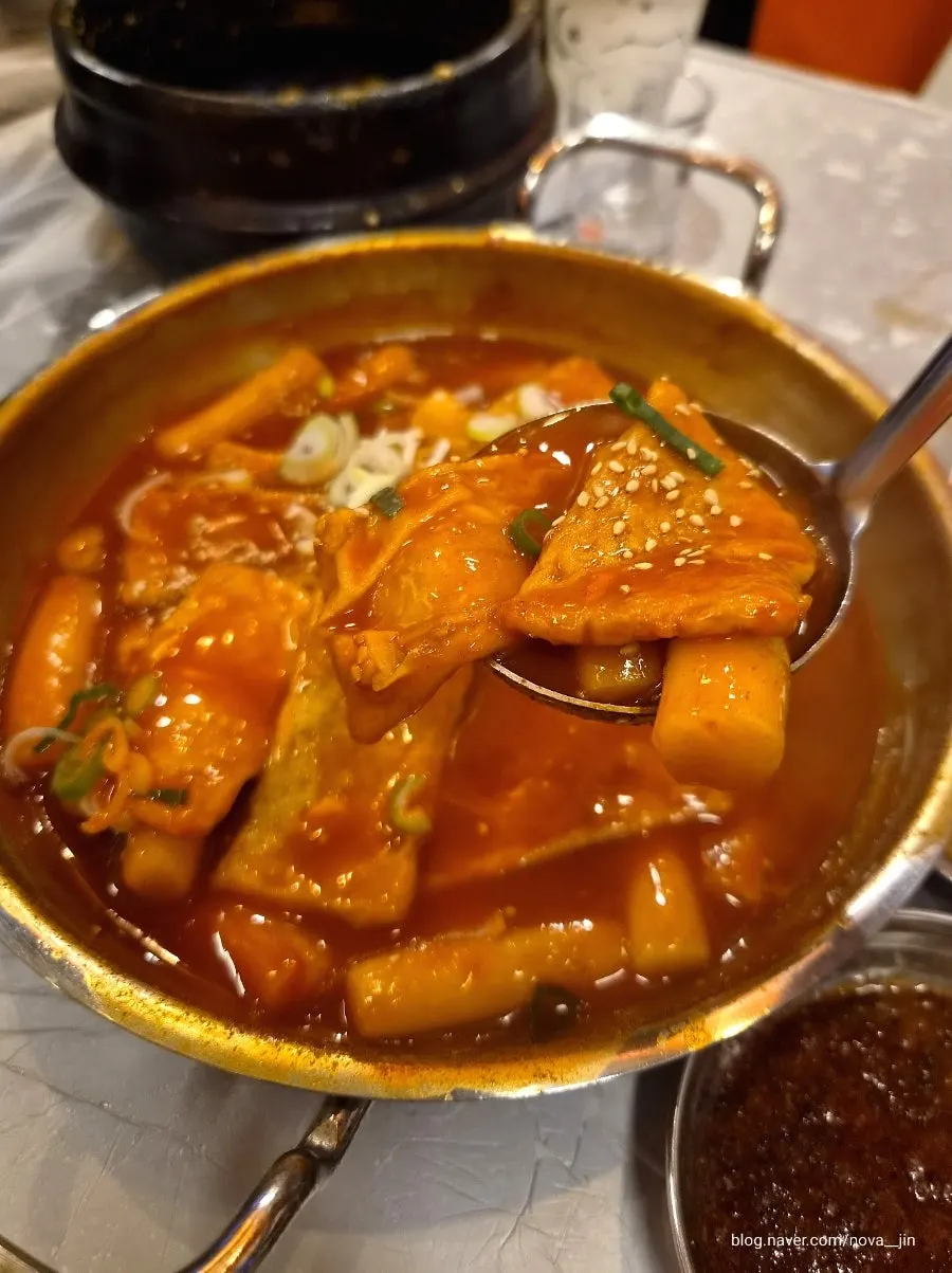 사이드로 주문한 매콤한 떡볶이