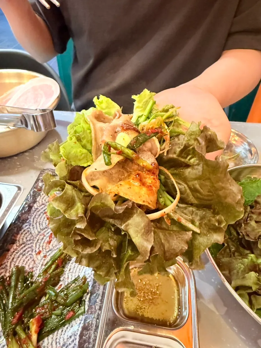 김치와 파, 마늘을 올린 상추쌈