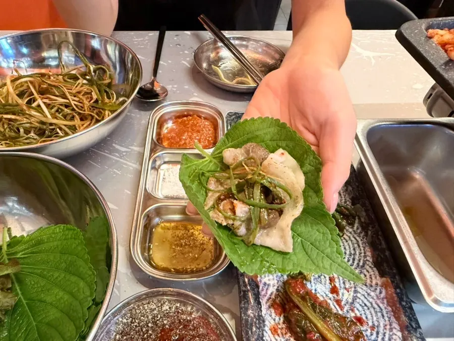 깻잎에 싸 먹는 냉삼