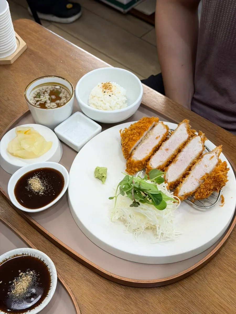 큰 숟가락으로 떠먹는 냉소바 면과 육수