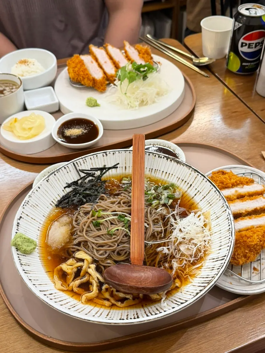 냉소바와 돈카츠를 함께 먹는 상차림