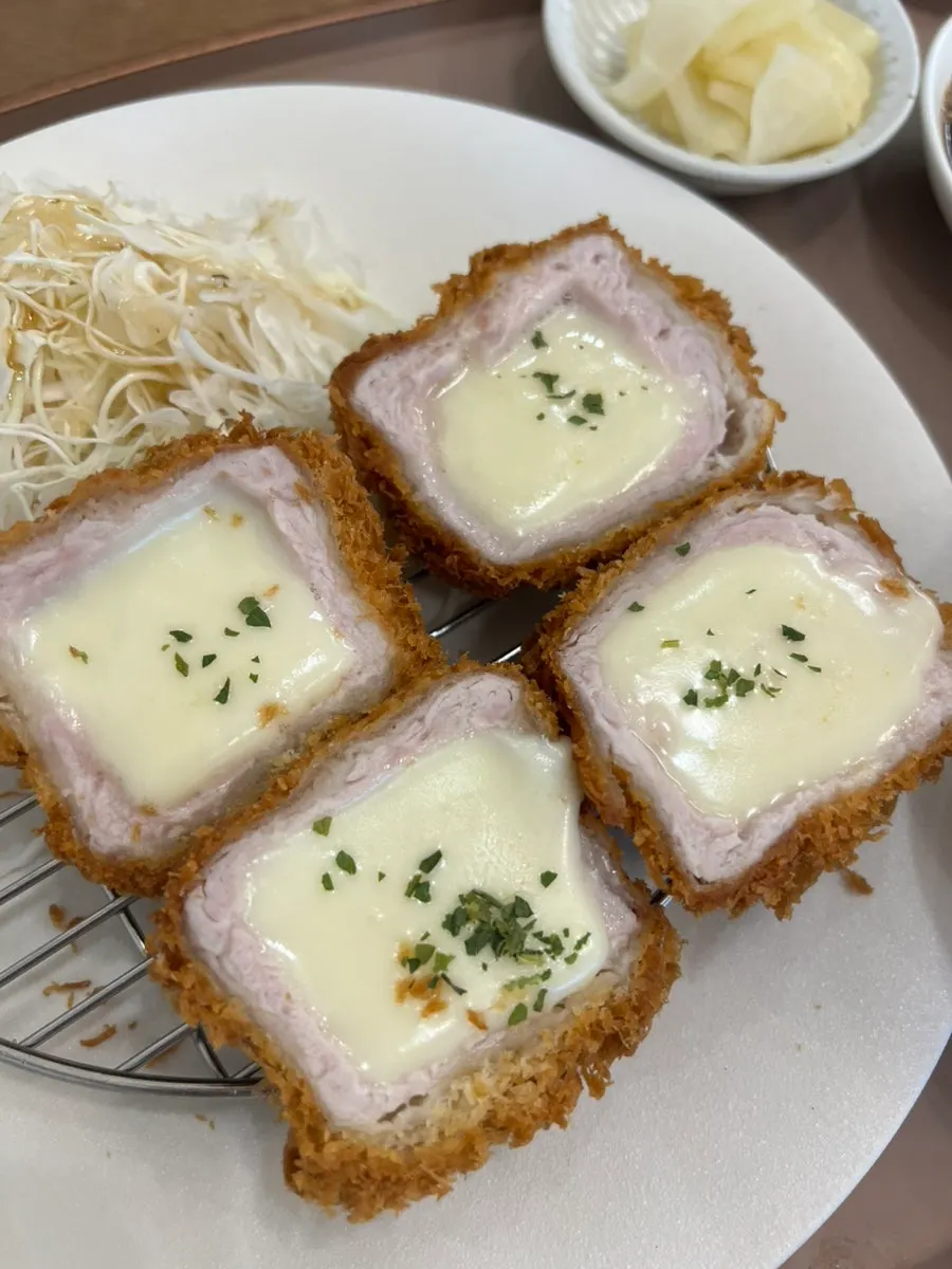 Whole-mozzarella cheese cutlet set meal