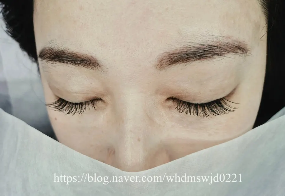 Eyelash extensions after becoming longer toward the outer corners