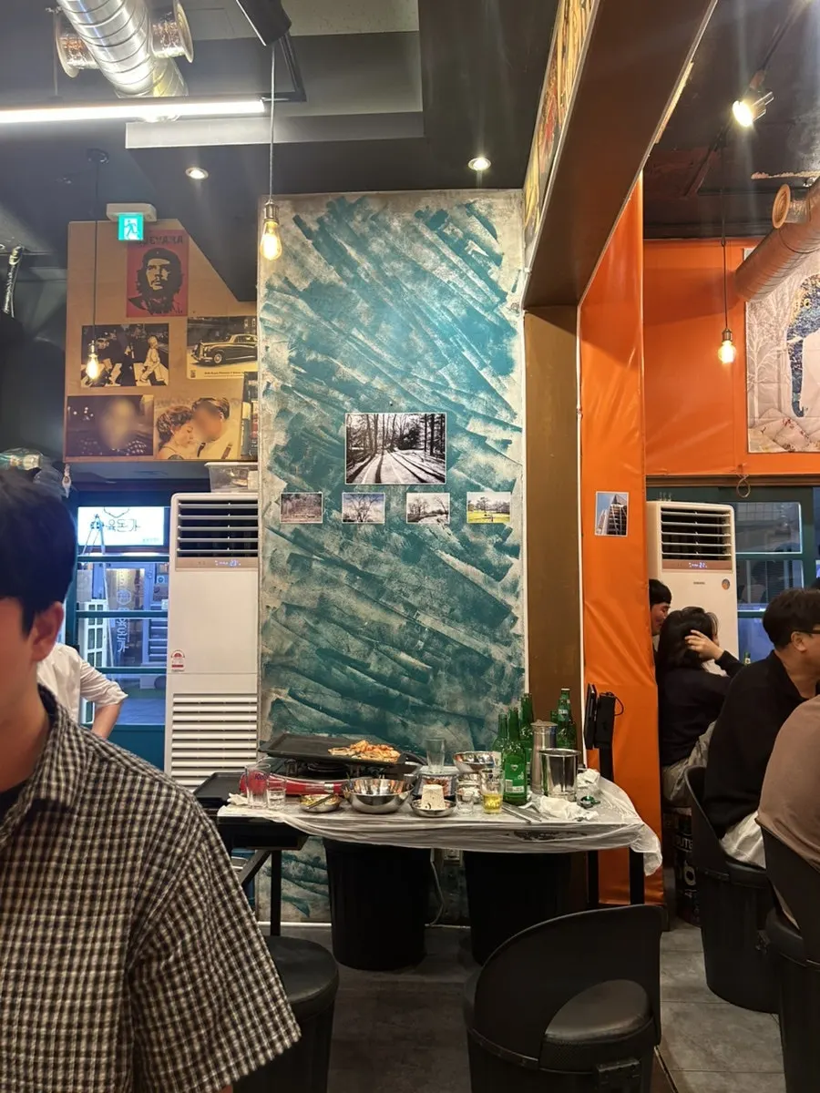 Restaurant hall crowded with customers at 8pm