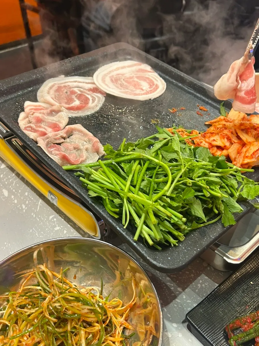 Flower-cut pork belly and minari on the grill
