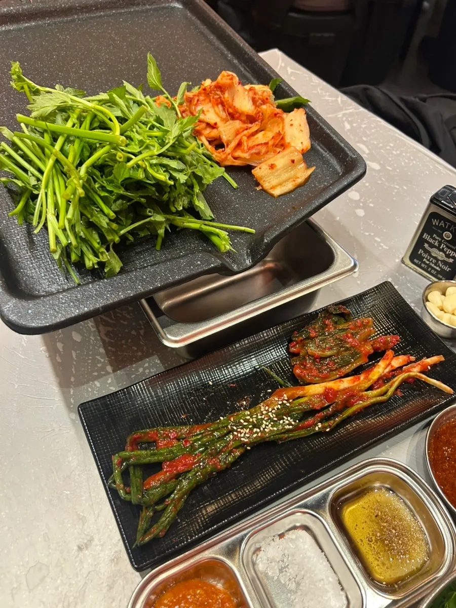 Basic side dishes of green onion kimchi and mustard leaf kimchi