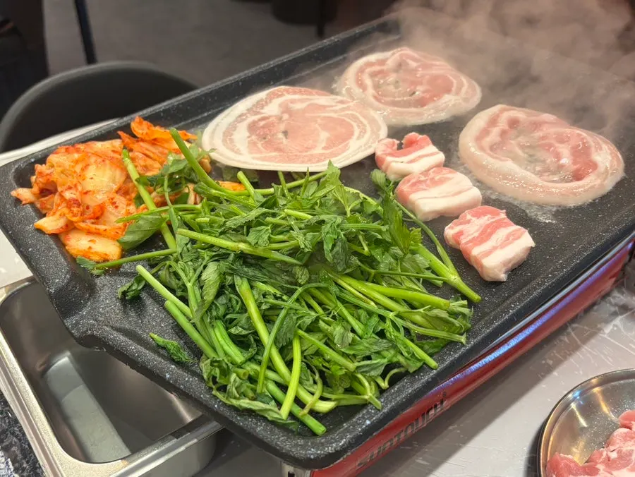 꽃냉삼 2인분과 생삼겹 1인분 고기 한 상