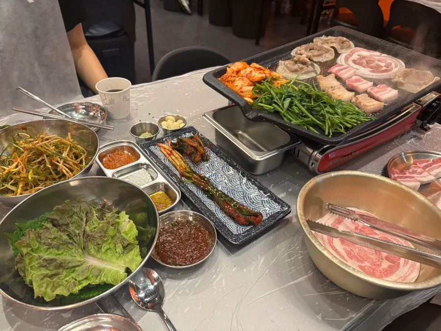 불판 위에서 익고 있는 동글게 말린 꽃냉삼