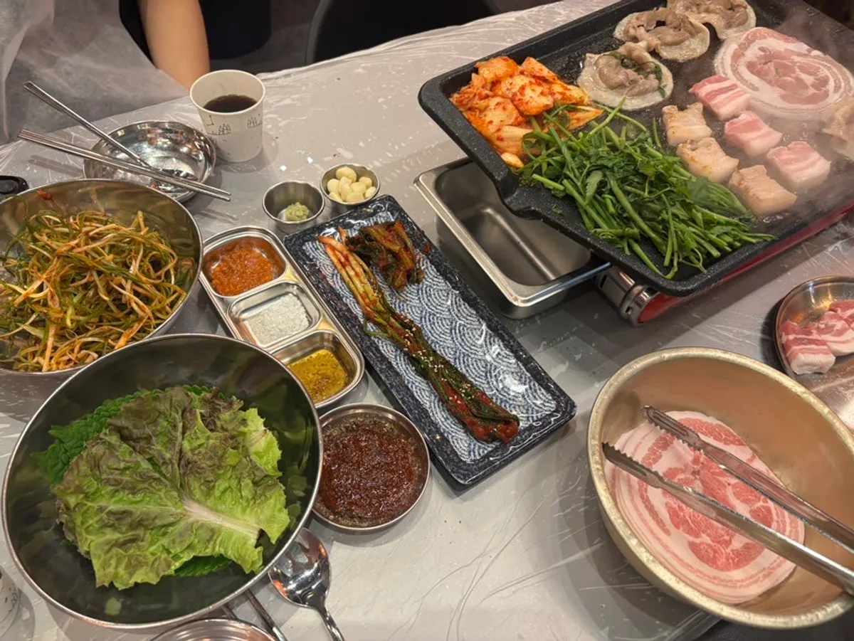 미나리 냉삼 양념 파채와 구운 삼겹살