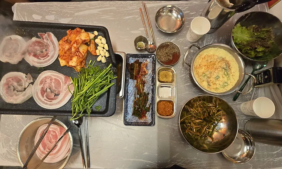 Frozen pork belly table spread at Minari Naengsam in Munjeong-dong