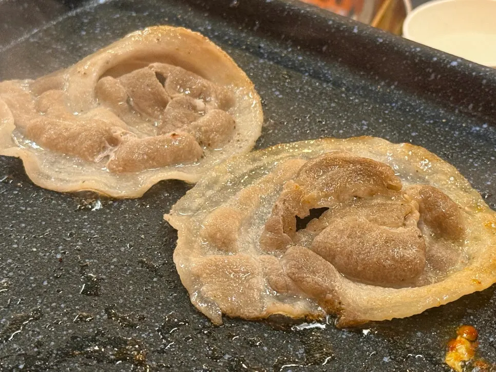Thin naengsam meat cooked quickly on the grill