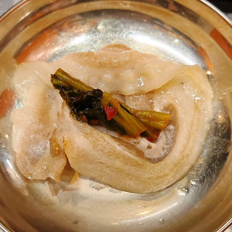 상추에 올린 냉삼과 반찬 조합