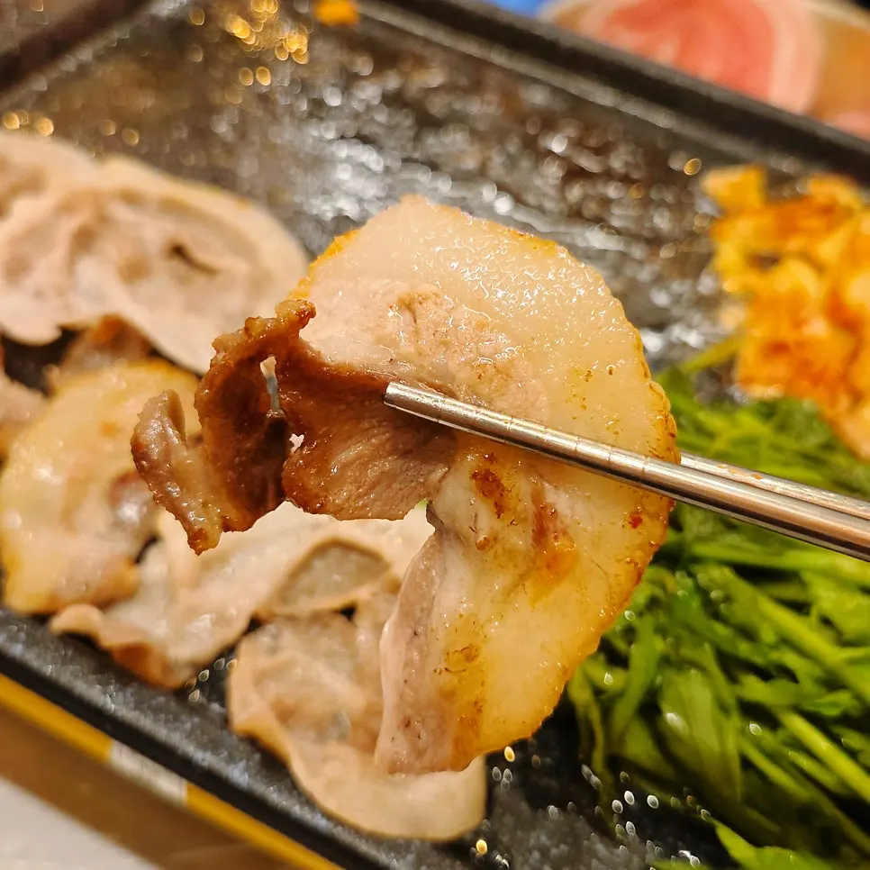 노릇하게 익은 냉삼 한 점