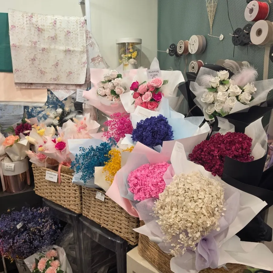 Flower shop on the first floor of Park Habio Building 110