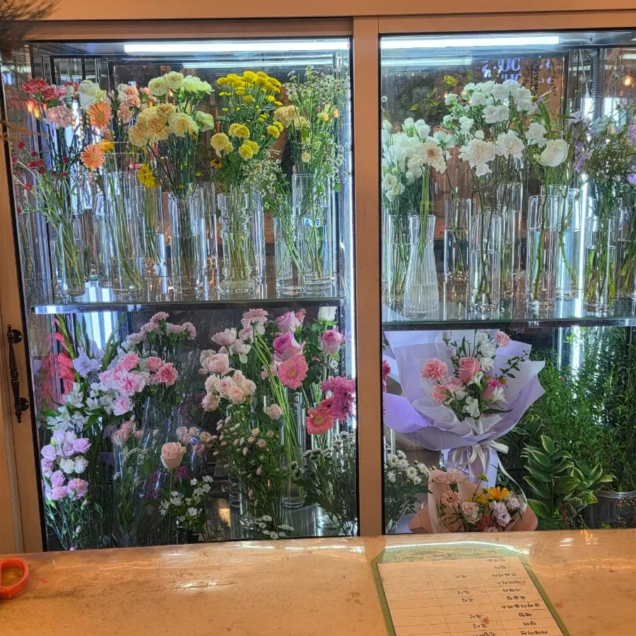 Bouquets and preserved-flower mood lamps for gifts