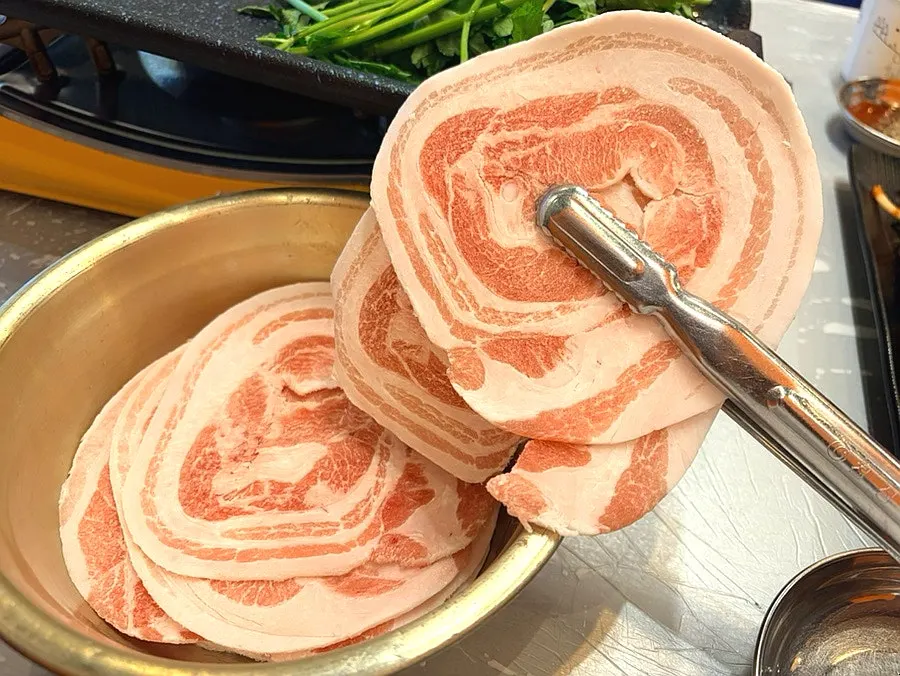 Cross-section of flower naengsam rolled into a flower shape