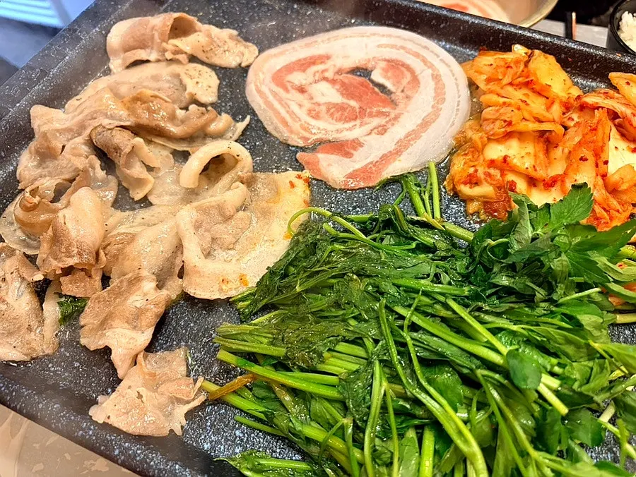 Pepper being sprinkled on grilling flower naengsam