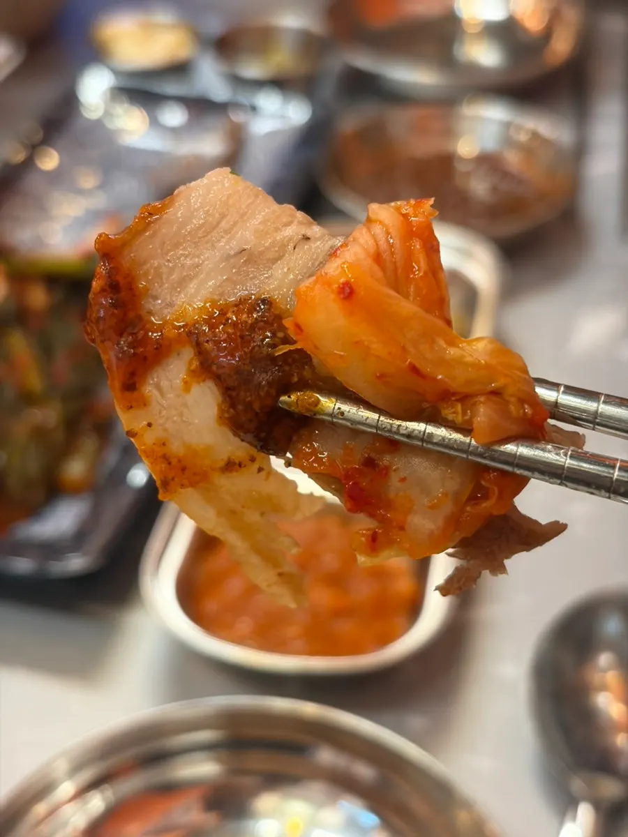 Kimchi grilled together with pork belly on the pan