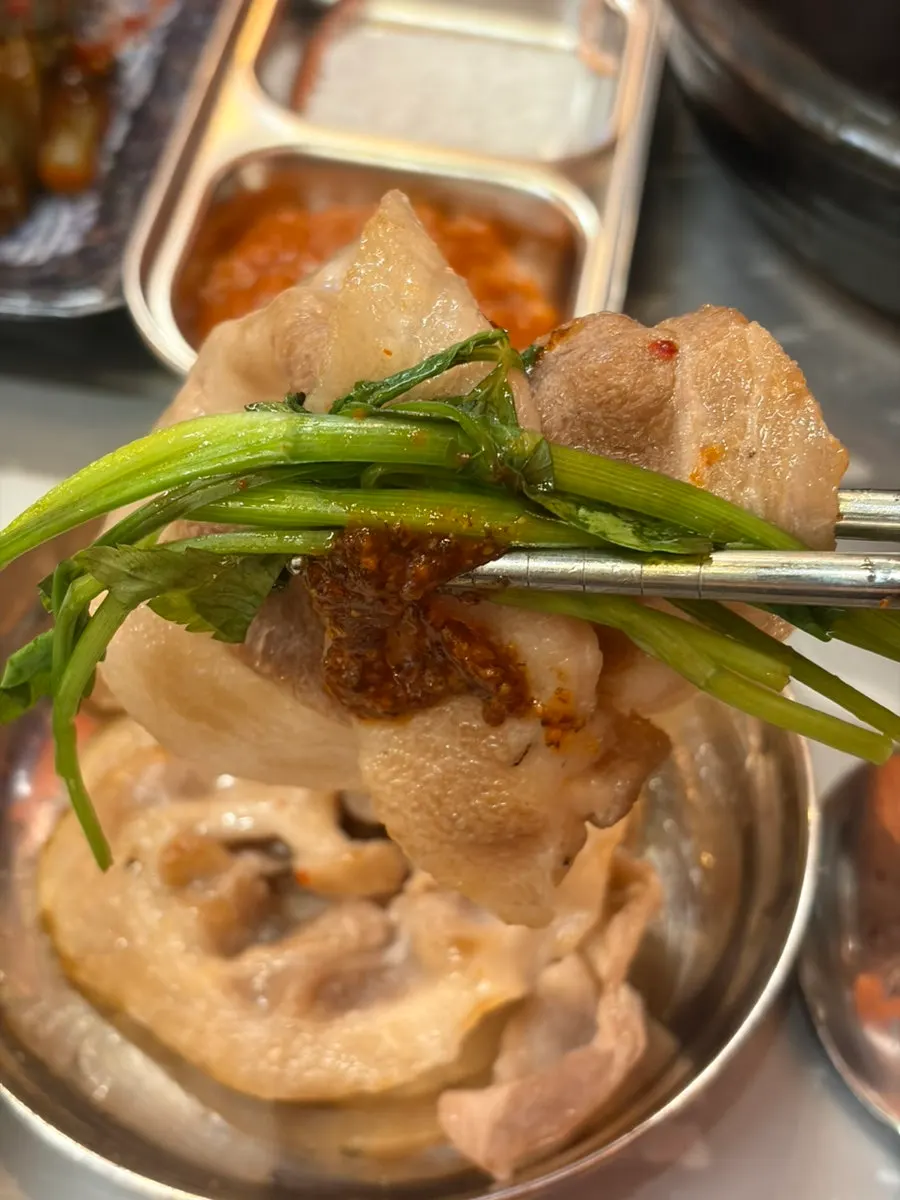 Grilled minari placed on the pan with the meat