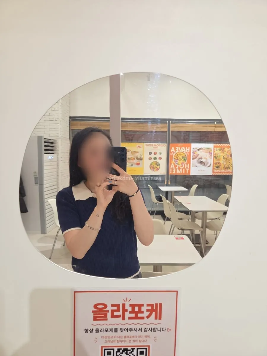 Mirror zone next to the entrance of Olla Poke Munjeong Main Branch