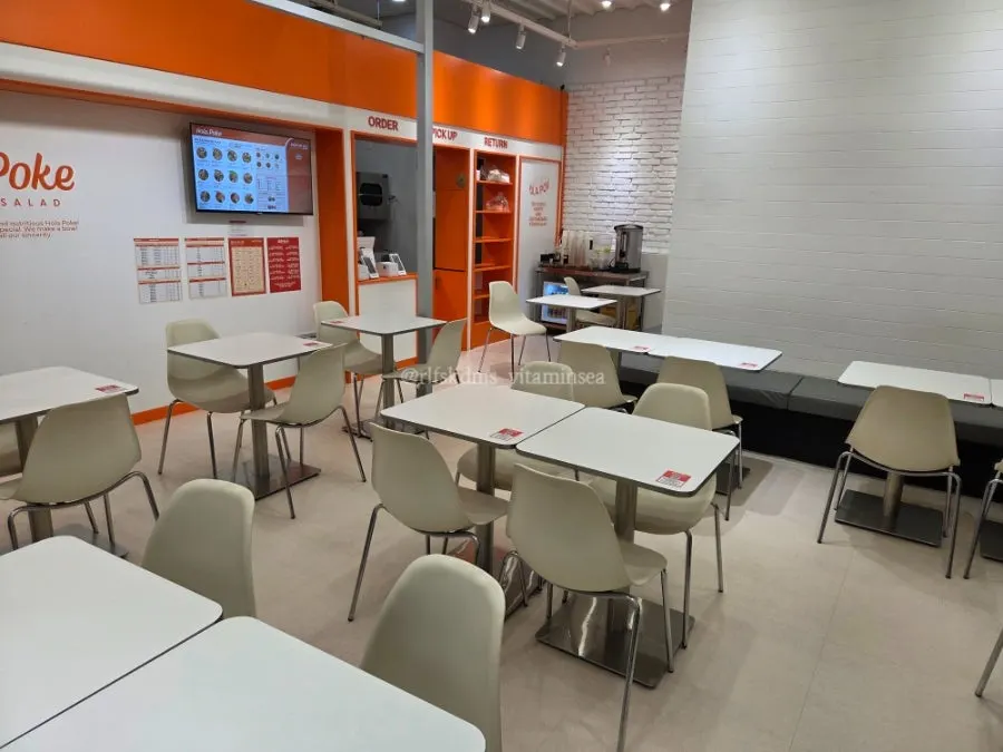 Interior of Olla Poke Munjeong Main Branch with mostly 2-4 person tables