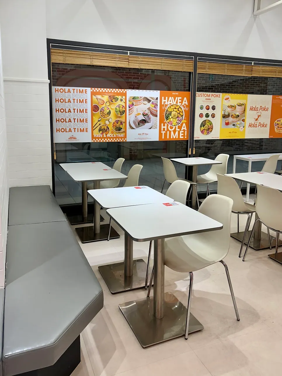 Table layout inside Olla Poke Munjeong Main Branch