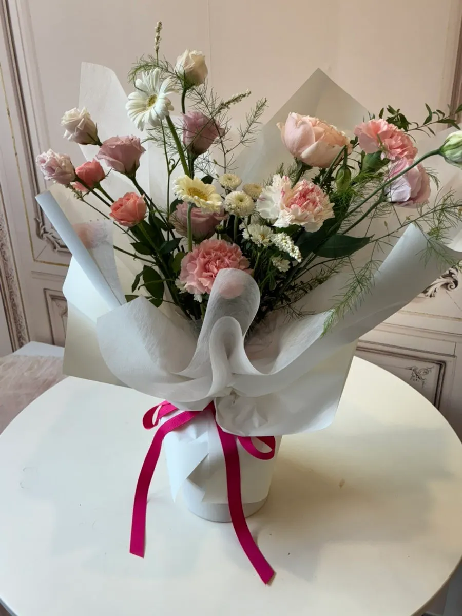 컬러별로 정돈된 장미와 계절 생화
