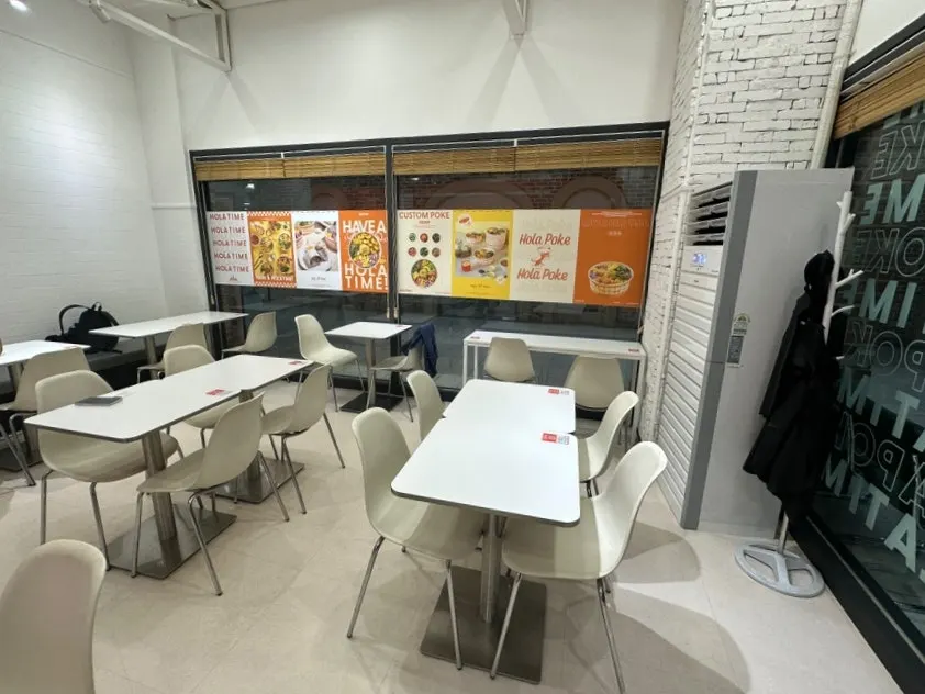 흰색과 주황색 톤의 매장 내부