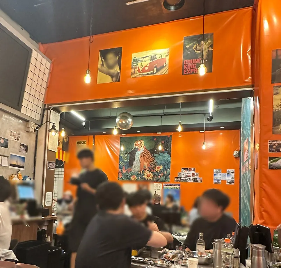 레트로한 포장마차 느낌의 매장 내부