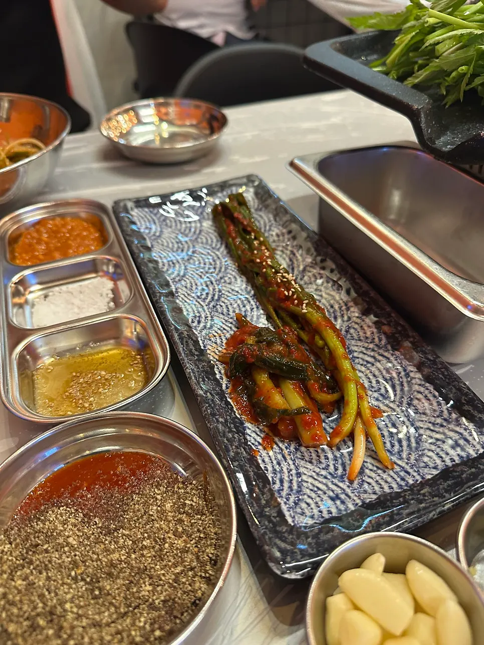 불판에 올린 냉동 삼겹살