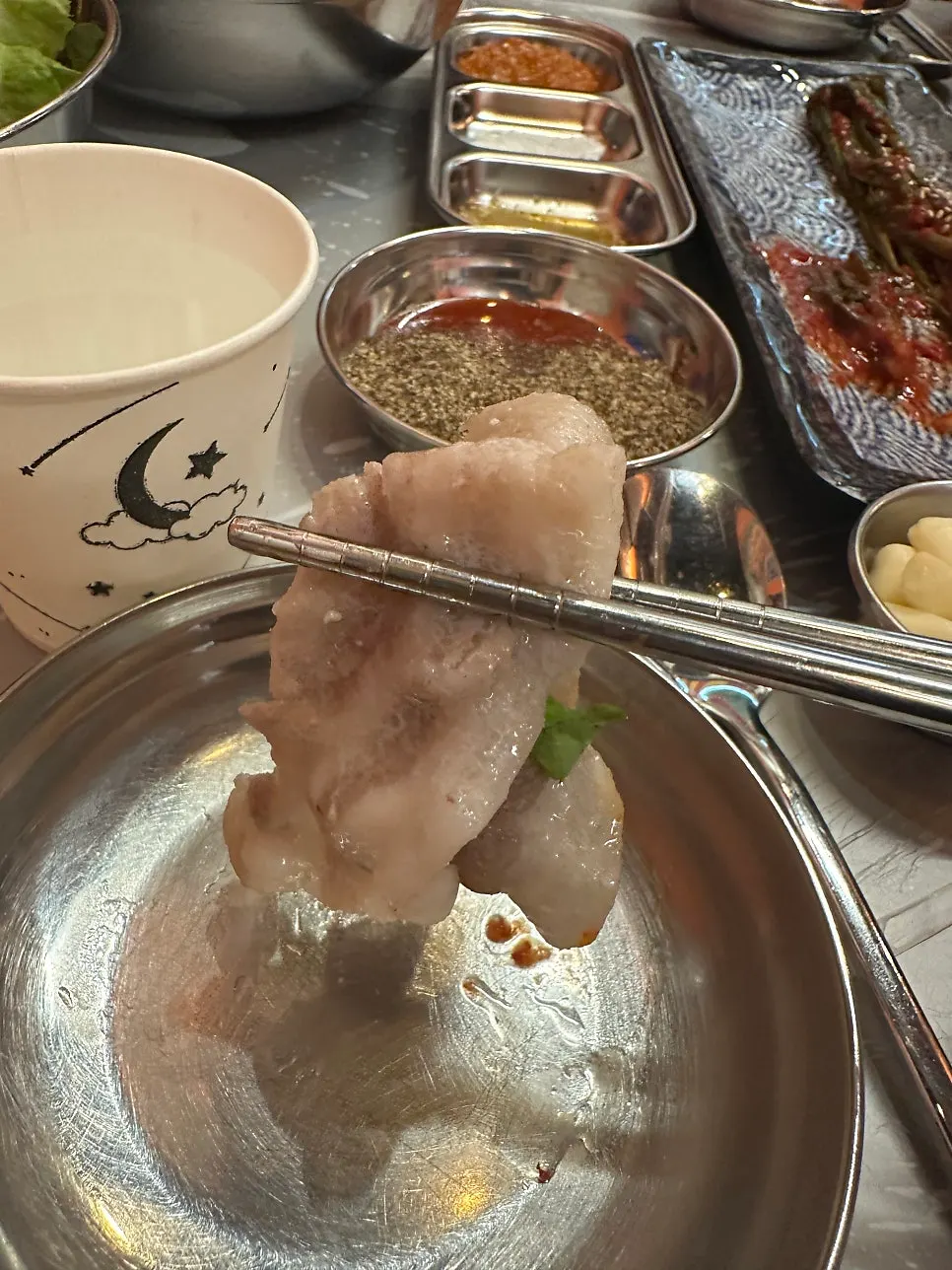 추가로 올린 미나리 한 무더기